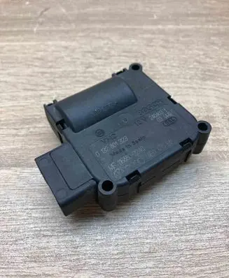 Volkswagen Touareg I Air flap motor/actuator 4E0820511 0132801323