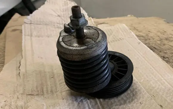 Volkswagen PASSAT B5 Alternator belt tensioner 801206A