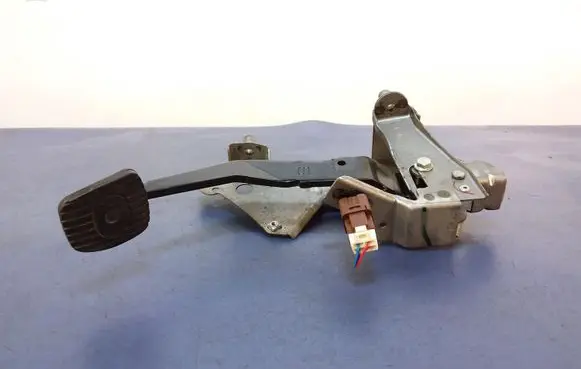 Nissan Note (E11) Accelerator throttle pedal