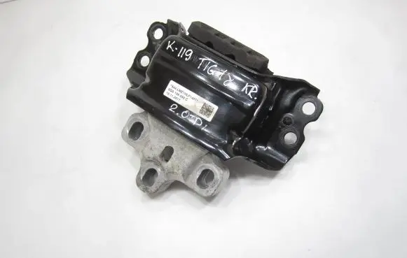 Volkswagen Tiguan Engine mount bracket 5QA199555C 15112017 LMLE1HLF146T