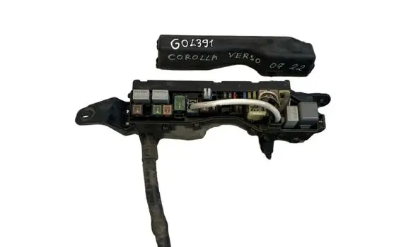 Toyota Corolla Verso AR10 Fuse module 5136YA1 4877YA2 8179