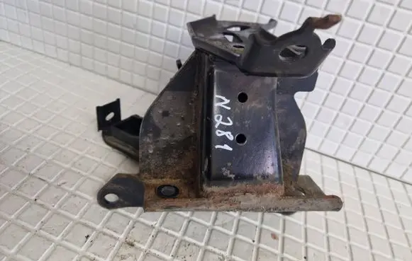 Toyota Yaris Engine mount bracket