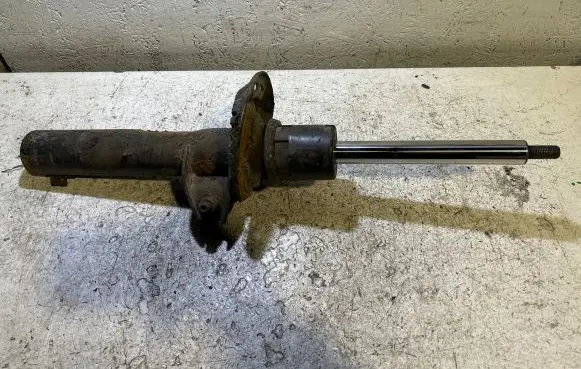 Volkswagen PASSAT B6 Front shock absorber/damper