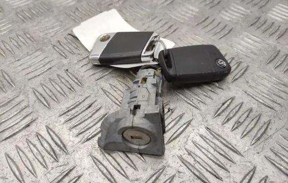 Volkswagen PASSAT B8 Front door lock (next to the handle) 