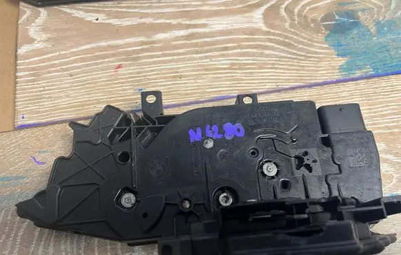 BMW 1 F40 Front door lock 7445041