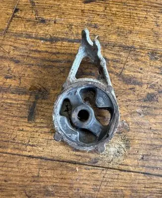 Engine mount bracket