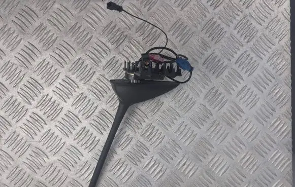 BMW 1 E81 E87 Aerial antenna amplifier 10819610 000086