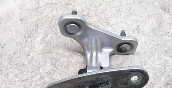 Mercedes-Benz E W212 Front door upper hinge A047038