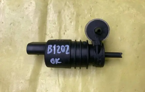 Mercedes-Benz B W245 Windscreen/windshield washer pump A2048660221