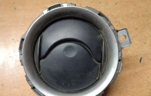 Nissan Note (E12) Dash center air vent grill 687603VV2A