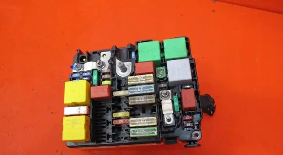 Peugeot 208 Fuse module 9804846880