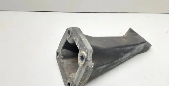Engine mounting bracket