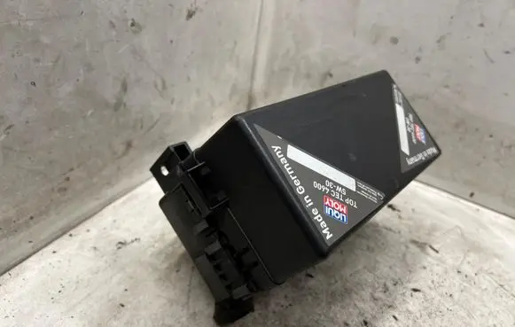 Nissan Pathfinder R51 Fuse module 63564197
