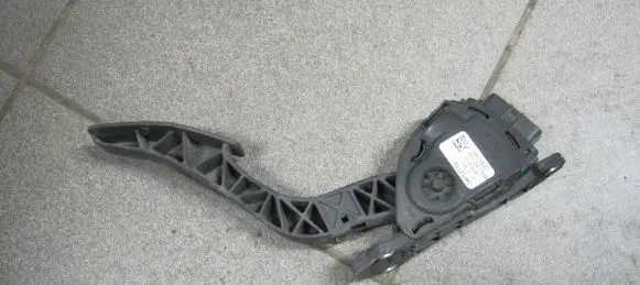 Suzuki Grand Vitara I Accelerator throttle pedal 590065J01