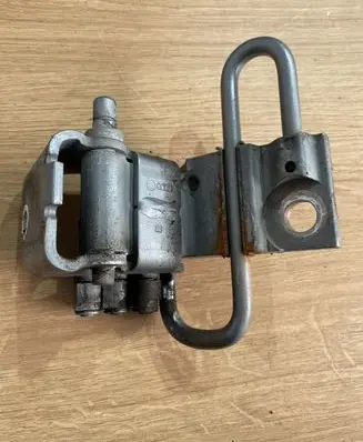Audi A4 S4 B7 8E 8H Front door lower hinge 8E0831412B