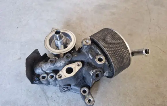 Mitsubishi L200 Oil filter mounting bracket 