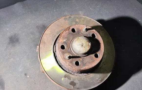 Iveco Daily 35 - 40.10 Front wheel hub spindle knuckle 500300703