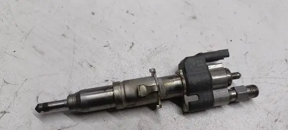 BMW 3 F30 F35 F31 Fuel injector 7589048