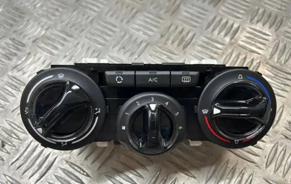 Peugeot 2008 I Climate control unit 9819611577