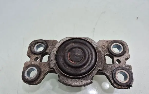 Volvo S60 Engine mount bracket 