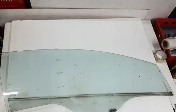 KIA Rio Sliding door window/glass 