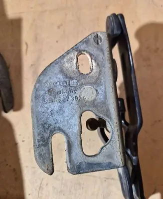 Volkswagen Bora Tailgate/trunk/boot hinge 3B5827302A
