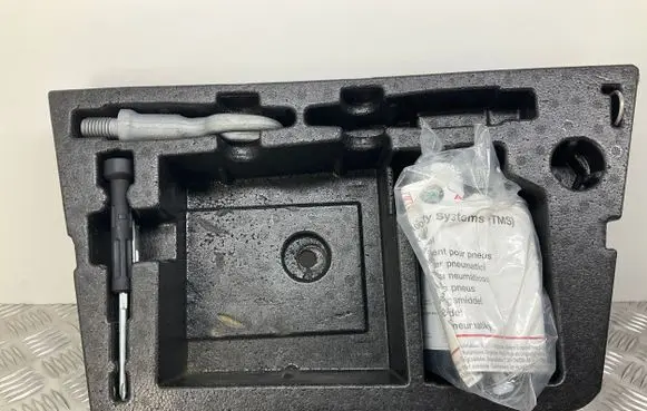 Volkswagen Touareg II Tool box 7P6012112D 7P0805783 4L0012619