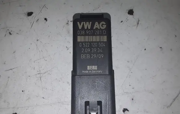 Volkswagen Golf VI Glow plug pre-heat relay 038907281D