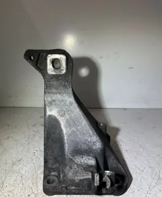 Engine mounting bracket