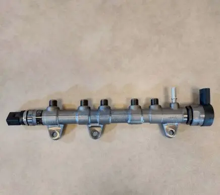 BMW 5 G30 G31 G38 Fuel distributor 13538579240 8579240