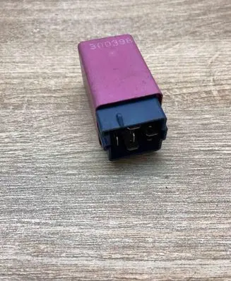 Volvo S70 V70 V70 XC Window wiper relay 9128136 898704000