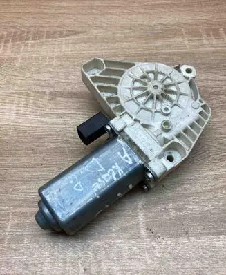Mercedes-Benz A W169 Front door window regulator motor A1698201642 7746012901