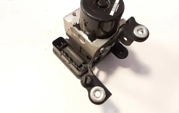 Volvo V70 ABS Pump 31261142 000404974D0