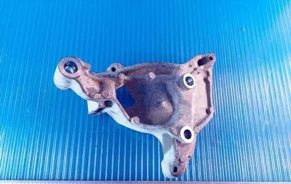Volkswagen Crafter Engine mounting bracket 04L2600895