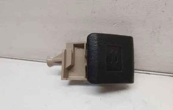 Engine bonnet (hood) release handle