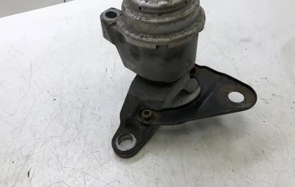 Volvo S60 Engine mount bracket