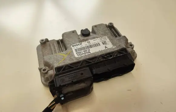 Toyota Yaris Engine control unit/module 896610DF10 0261S07104 1039S52656