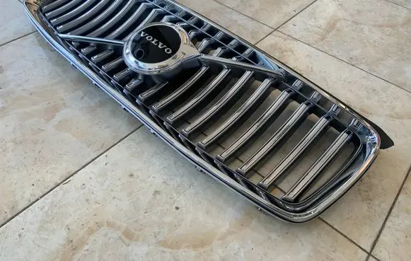 Volvo XC90 Front bumper upper radiator grill 32365192 32365190