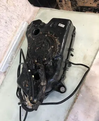 BMW X4 G02 AdBlue liquid reservoir 9884894