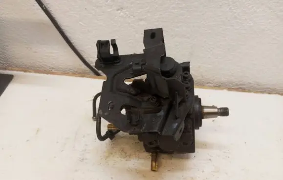 Ford Focus C-MAX Fuel injection high pressure pump 0445010102 9683703780A