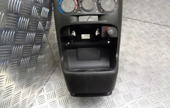 Fiat Punto (188) Radio/GPS head unit trim 225385