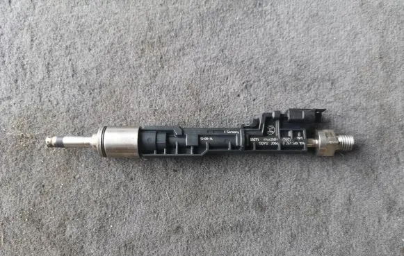 BMW 7 F01 F02 F03 F04 Fuel injector 0261500109 PA6635GF 0912200