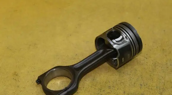 Ford Focus Piston with connecting rod