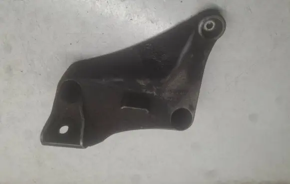 BMW 5 E39 Engine mounting bracket 6750441