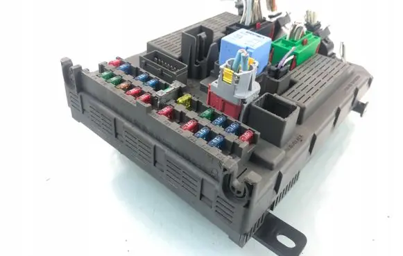 Citroen C5 Fuse module 9647448280 00IS25