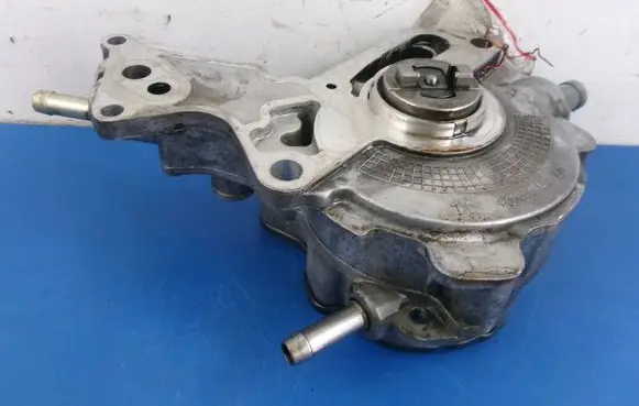 Volkswagen Golf IV Vacuum pump