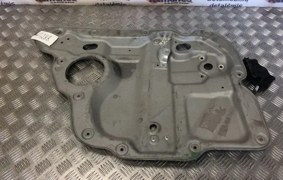 Rear door manual window regulator