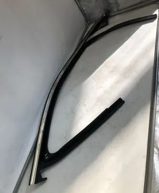 Mercedes-Benz GLC X253 C253 Rubber seal front door window/glass A2537257400