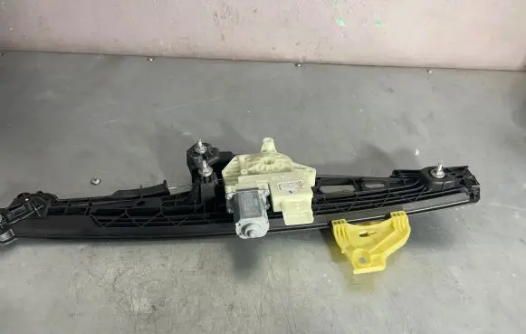 Renault Captur II Front window lifting mechanism without motor 807215326R C98391104