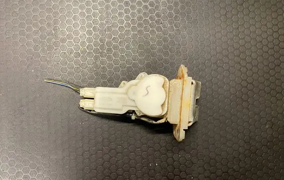 Suzuki Swift I Tailgate/trunk/boot lock/catch/latch B6765
